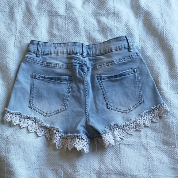High-Waisted Denim Shorts With Lace Details - Picture 2 of 4